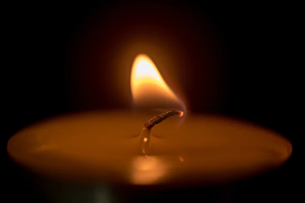 Vela de spa ardiente luz en el fondo oscuro —  Fotos de Stock