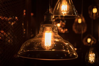 karanlık odada Işık Ampüller asılı