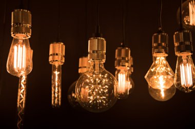 karanlık odada Işık Ampüller asılı