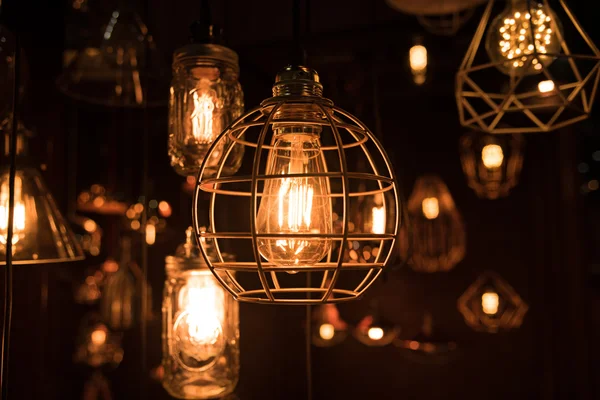 Hanging light bulbs in the dark room — Stock Photo, Image