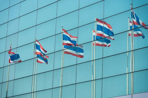 Thajsko vlajky odrážejí v zrcadle — Stock fotografie