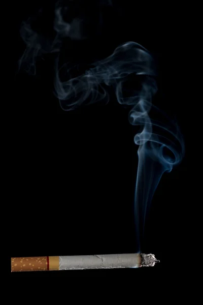黒煙でタバコを吸い — ストック写真