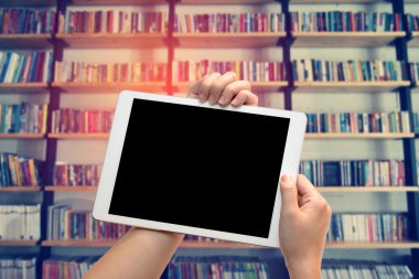 kadın el telefon tablet kitap raf arka plan ile kullanma