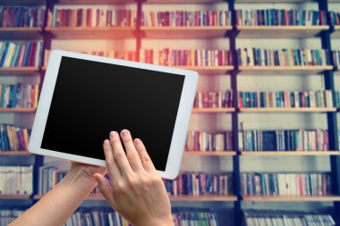 kadın el telefon tablet kitap raf arka plan ile kullanma