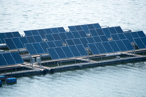 Centrale solare galleggiante sull'acqua — Foto Stock