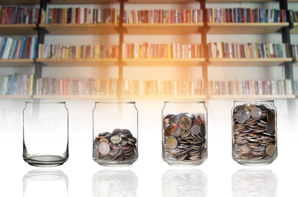 Opslaan glazen pot met bibliotheek achtergrond — Stockfoto