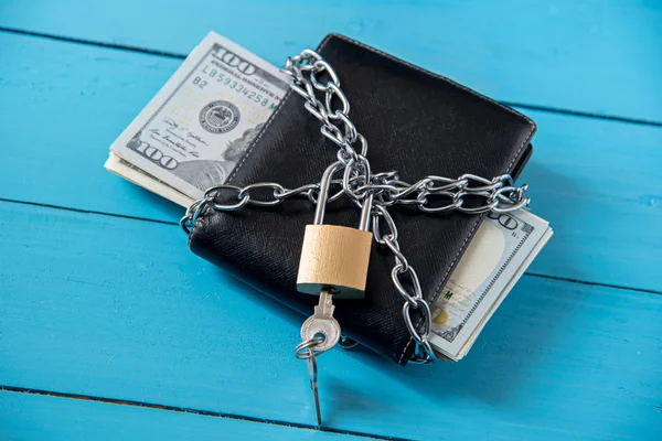Monedero de dinero en dólares bloqueado con eslabón de cadena de metal con candado — Foto de Stock