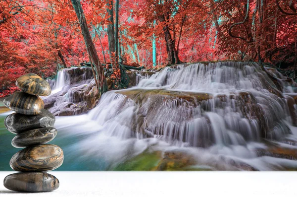 Floresta profunda Cachoeira, Huay Mae Khamin, Kanchanaburi, Tailândia — Fotografia de Stock