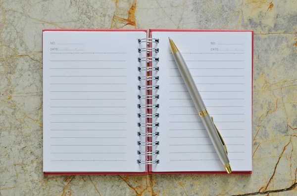 Livro nota aberta em branco com uma caneta — Fotografia de Stock