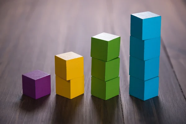 Pila colorida de bloques de construcción de cubos de madera — Foto de Stock