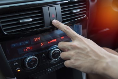 adam el araba motoru çevirmek