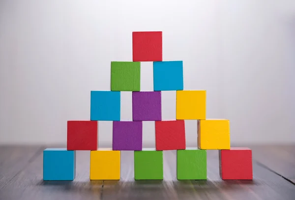 Pilha colorida de blocos de construção de cubo de madeira — Fotografia de Stock
