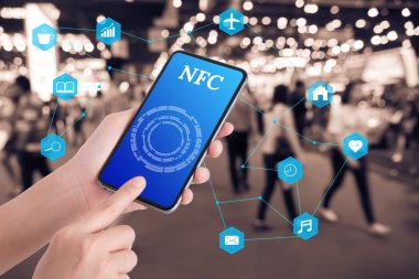 kadın el telefon tablet bulanık insanlar backgrou ile tutarak