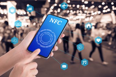 kadın el telefon tablet bulanık insanlar backgrou ile tutarak