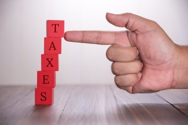 ahşap küp blok yığını risk kırmızı noktasında el