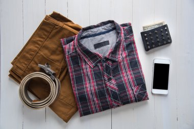 Düz erkekler gündelik moda ahşap zemin üzerinde yatıyordu