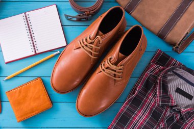 Düz erkekler gündelik moda ahşap zemin üzerinde yatıyordu