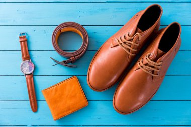 Düz erkekler gündelik moda ahşap zemin üzerinde yatıyordu