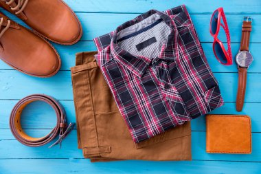 Düz erkekler gündelik moda ahşap zemin üzerinde yatıyordu