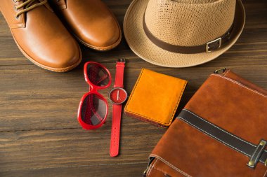 Düz erkekler gündelik moda ahşap zemin üzerinde yatıyordu