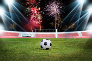 Havai fişek arka plan ile sahada futbol topu