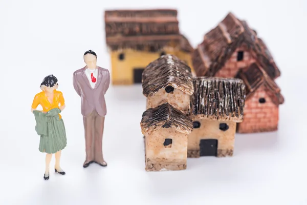 Couple de personnes miniatures avec un fond de modèle de maison — Photo