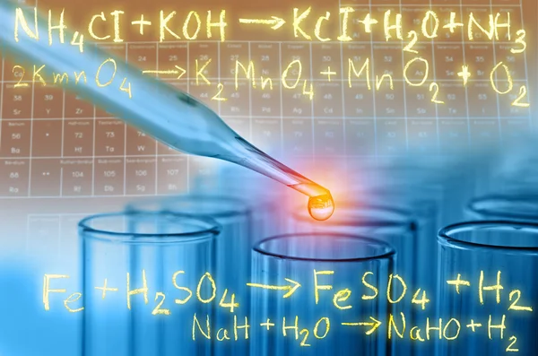 Provette di laboratorio con fondo di equazione chimica dell'oro — Foto Stock