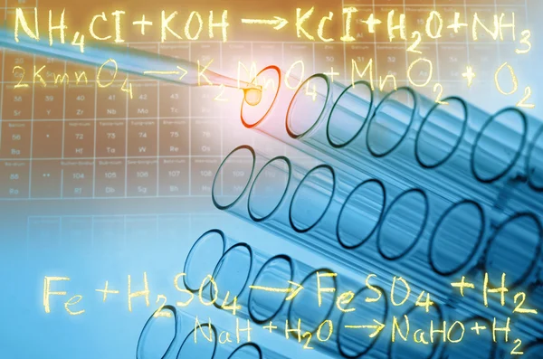 Laboratorium reageerbuisjes met gouden chemische vergelijking achtergrond — Stockfoto