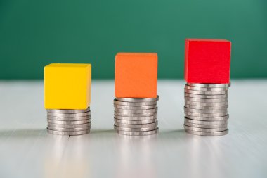 küp ahşap blok üzerinde büyüyen sikke yığını