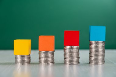 küp ahşap blok üzerinde büyüyen sikke yığını