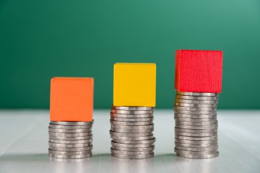 küp ahşap blok üzerinde büyüyen sikke yığını