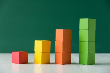 Renkli ahşap küp yapı taşları yığını