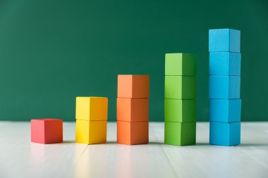 Renkli ahşap küp yapı taşları yığını