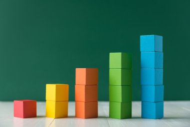 Renkli ahşap küp yapı taşları yığını