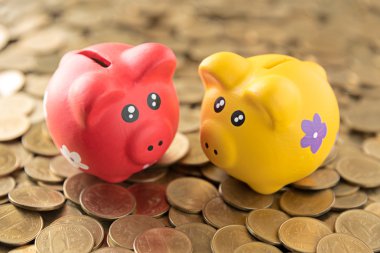 paralar arka plan üzerinde kırmızı ve sarı kumbara