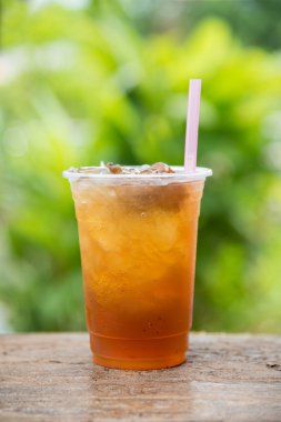 Longan suyu yaprak yeşil doğal arka plan ile plastik cam