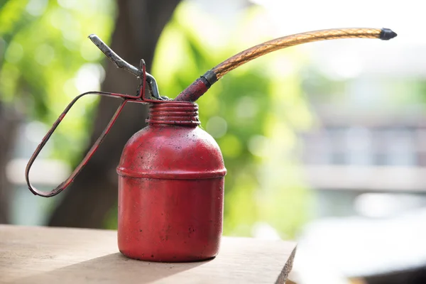 Lubrificador vermelho ou bomba de óleo portátil na mesa — Fotografia de Stock