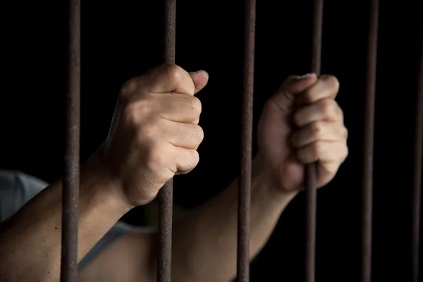 Manos del prisionero en la cárcel — Foto de Stock