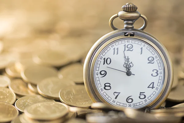 Reloj de bolsillo en monedas, tiempo y dinero, concepto financiero Imágenes de stock libres de derechos