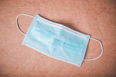 Ahşap arka planda tıbbi yüz maskesi