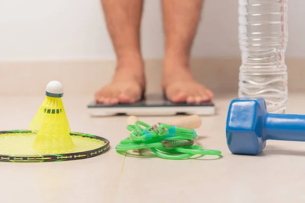 Einfache Trainingsgeräte Mit Mann Wiegemaschine Gewichtsreduktionskonzept — Stockfoto