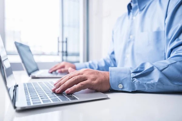 Homem Trabalha Usando Dois Laptop Mesmo Tempo — Fotografia de Stock