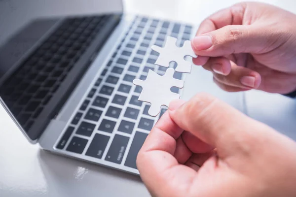 Homem Mão Conectando Peças Quebra Cabeça Fundo Laptop — Fotografia de Stock