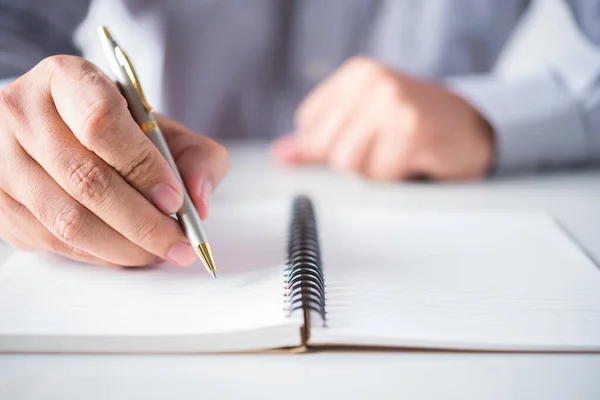 Mano Hombre Sosteniendo Bolígrafo Escribir Notas Sobre Libro —  Fotos de Stock