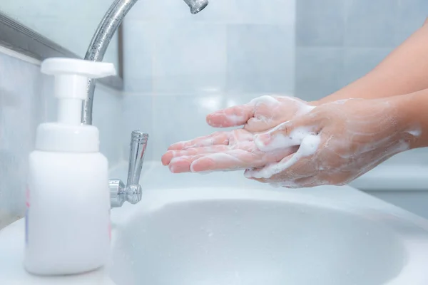 Homem Lavar Mãos Lavatório Banheiro — Fotografia de Stock