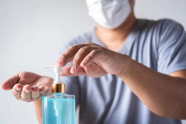 Mann Wäscht Sich Die Hand Mit Alkohol Gel Desinfektionsmittel Eine — Stockfoto