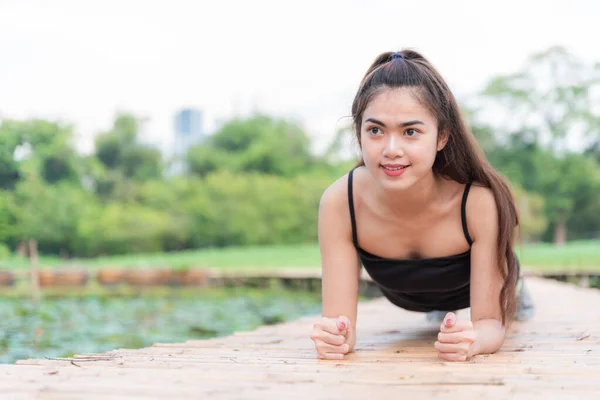 Junge Frauen Machen Dehnübungen Park — Stockfoto