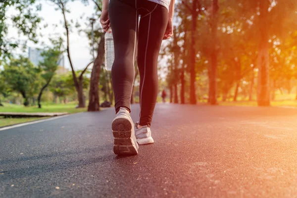 Jonge Vrouwen Runner Benen Sport Schoenen — Stockfoto