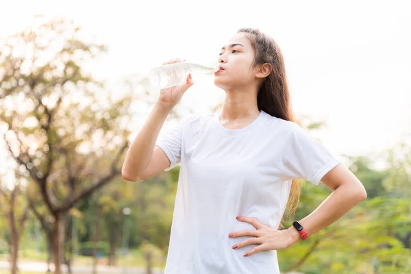 Junges Sportmädchen Trinkt Frisches Wasser Grünen Garten — Stockfoto
