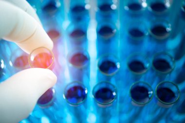 Bilim adamlarının elleri test tüpünü raftan aldı